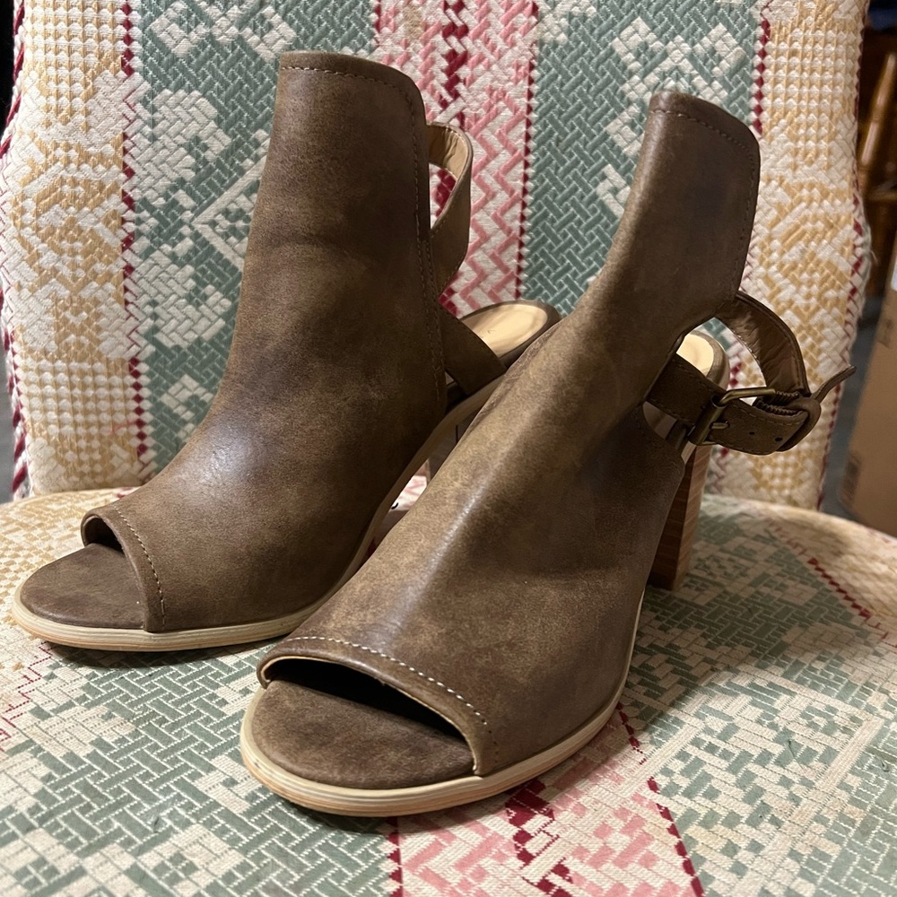 Women’s size 6 dress sandals, leather, Very Volatile Los Angeles brand. Brown.